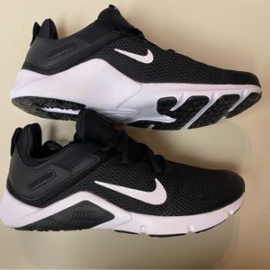 BRAND NEW Womens Nike size 8 running shoes